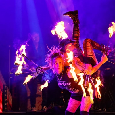 Zwei Frauen jonglieren mit Feuer.