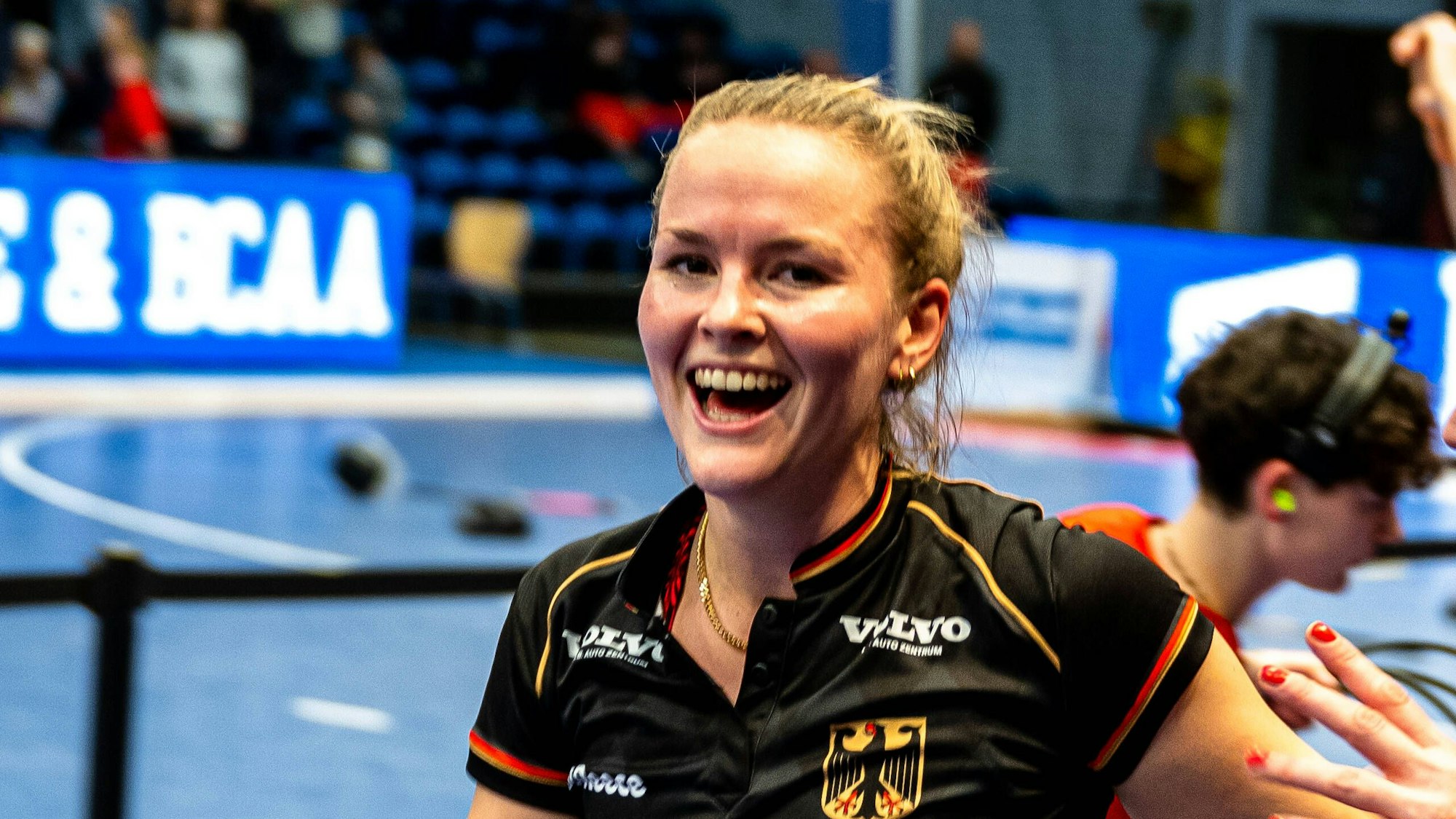 Pia Maertens ist bei der Siegerehrung Hockey Europameisterschaft Damen 2022 in Hamburg zu sehen. Sie trägt das schwarze Trikot und lacht mitreißend.