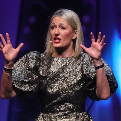 Kabarettistin Monika Gruber, hier beim Auftritt in der Kölner Lanxess-Arena am 14. Dezember 2023, hat Ärger wegen ihres neuen Buchs. Der Piper-Verlag kündigte an, dass eine Textpassage geändert wird.