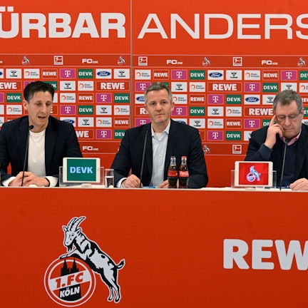 Christian Keller (l-r), Geschäftsführer 1. FC Köln, Kaufmännischer Geschäftsführer 1. FC Köln, und Werner Wolf, Präsident 1. FC Köln, sprechen auf einer Pressekonferenz am Geißbockheim.