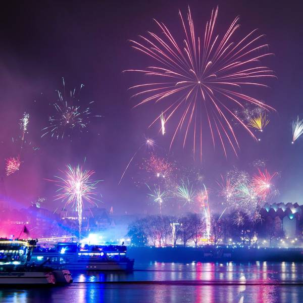 Ein Feuerwerk ist in der Silvesternacht über dem Kölner Dom zu sehen. (Archivbild)
