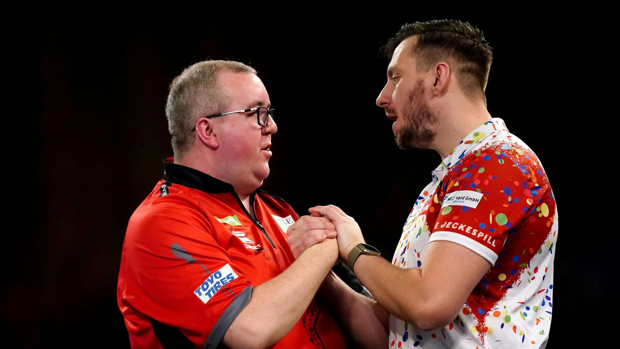 Stephen Bunting (l) wird von Florian Hempel nach seinem Sieg beglückwünscht.