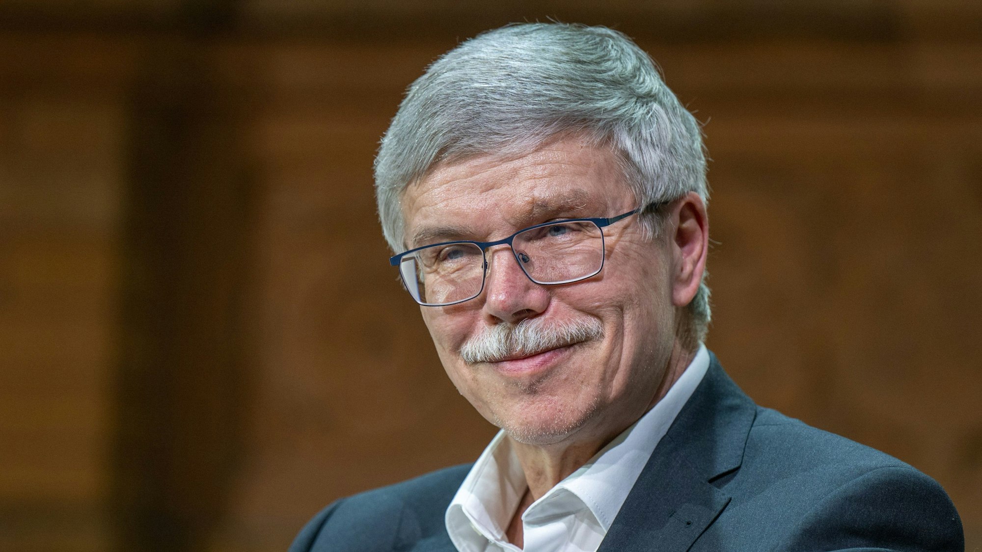 Ralph-Uwe Schaffert, DFB-Vizepräsident, sitzt während der Preisverleihung auf der Bühne.