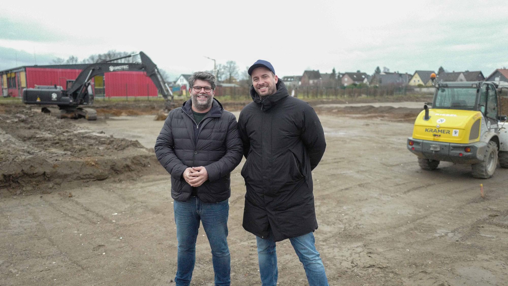 Martin Becker und Philippe Krükel stehen auf der Baustelle in Weilerswist.