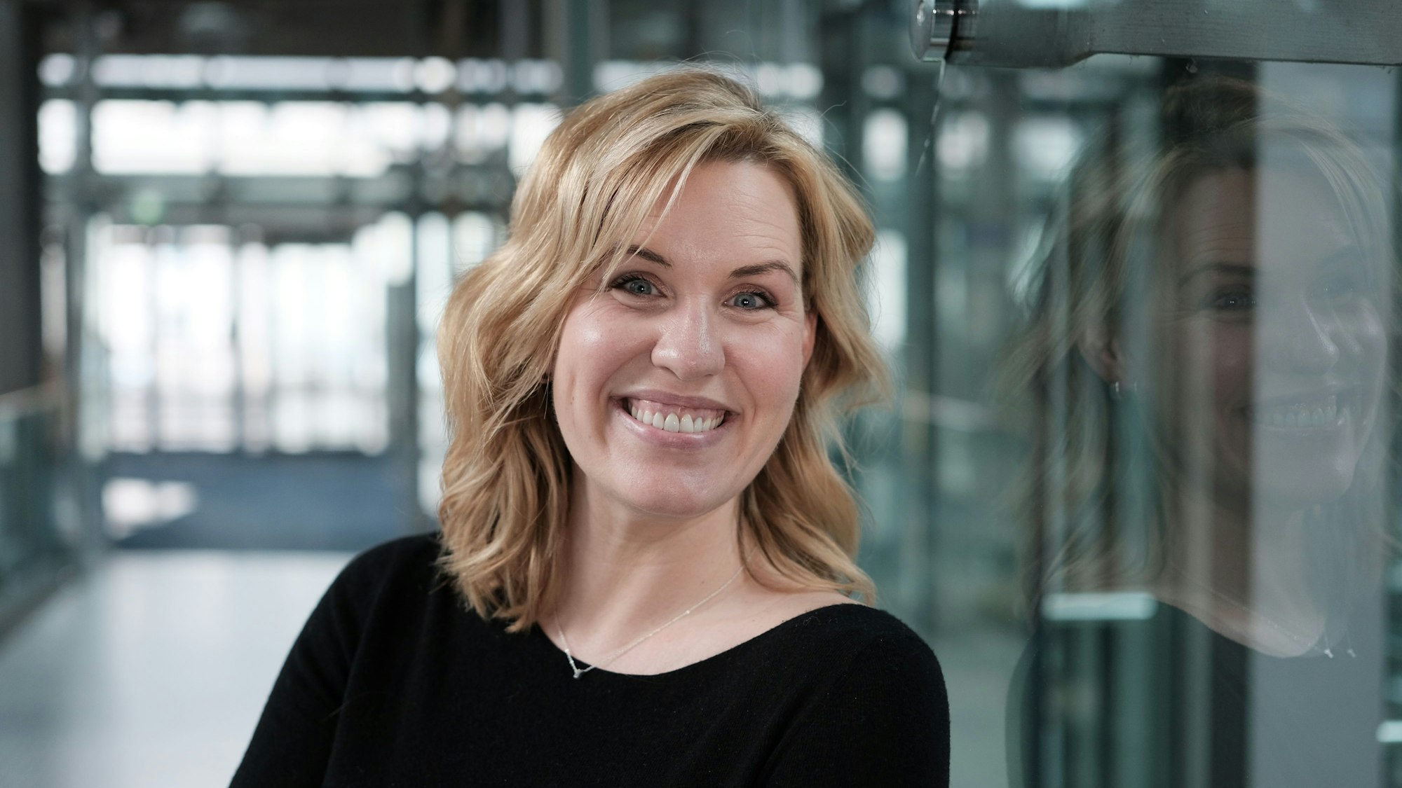 Nicole Staudinger, Kölner Autorin, Trainerin und Rednerin ist im Porträt zu sehen.