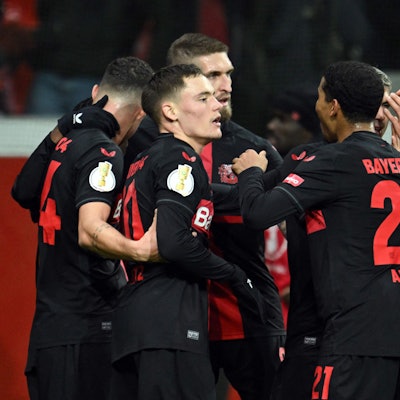 Bayer Leverkusen jubelt beim Sieg im Pokal gegen den SC Paderborn.