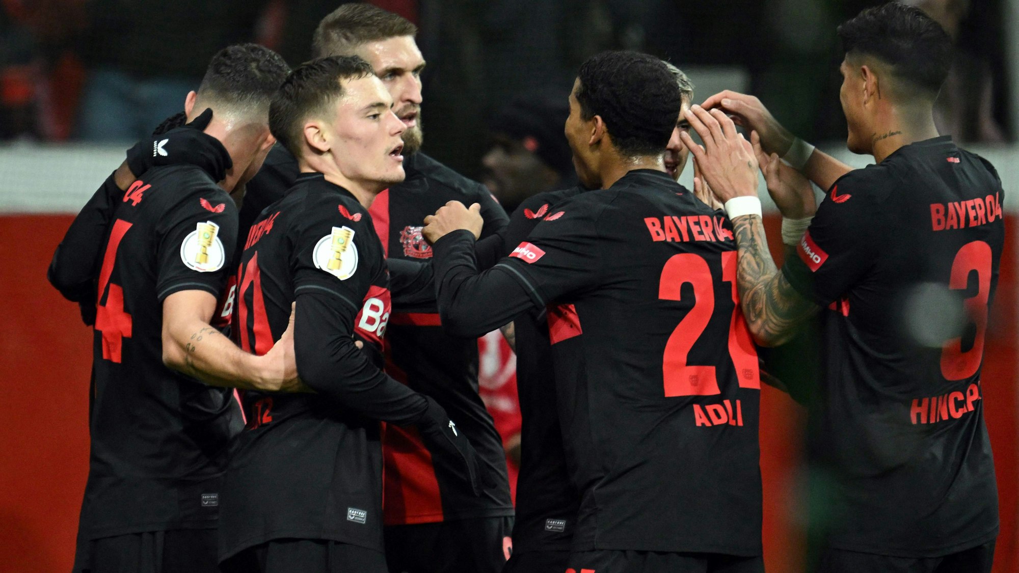 Bayer Leverkusen jubelt beim Sieg im Pokal gegen den SC Paderborn.