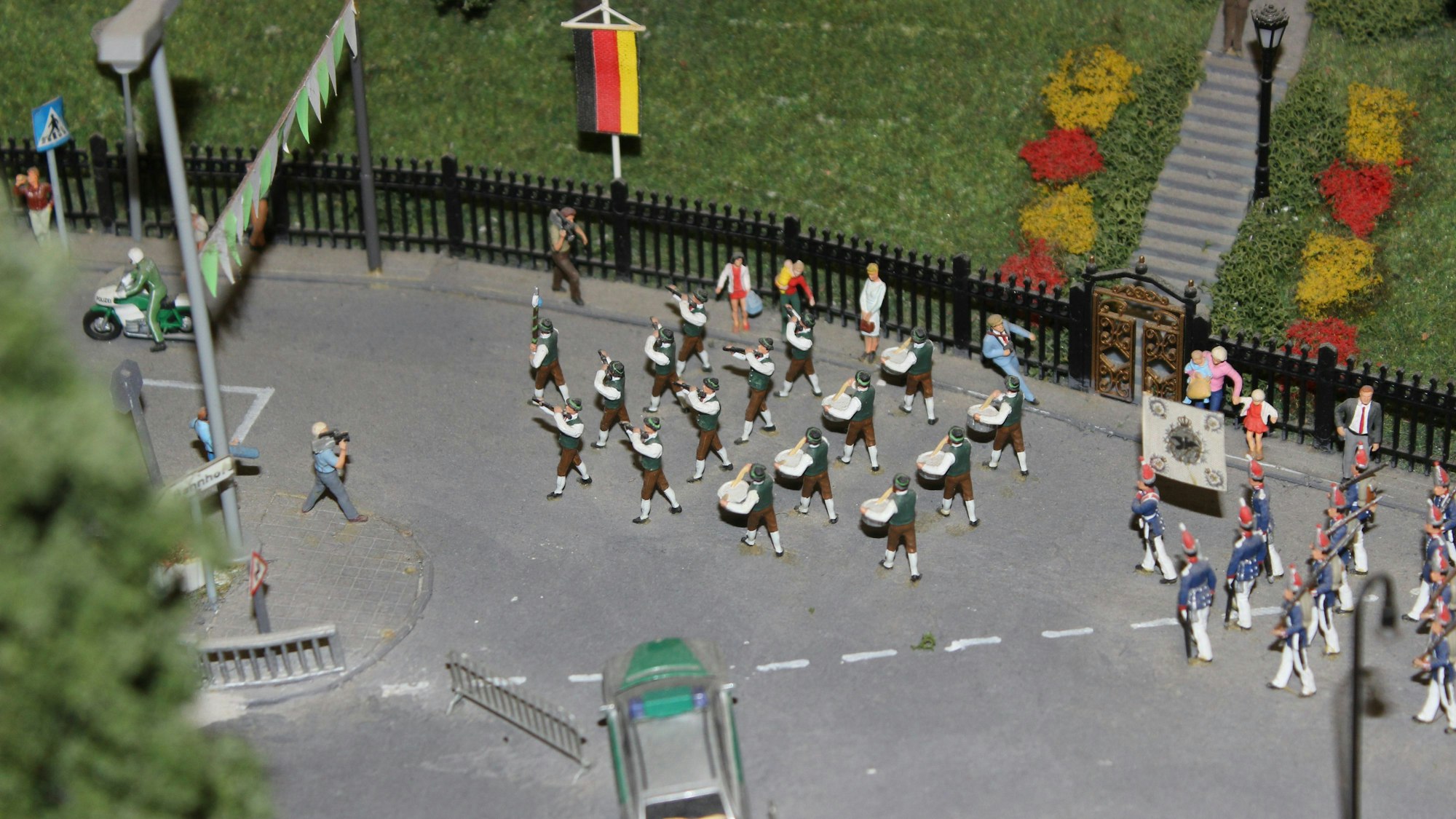 Miniaturfiguren sind bei einem Schützenfest-Umzug zu sehen.