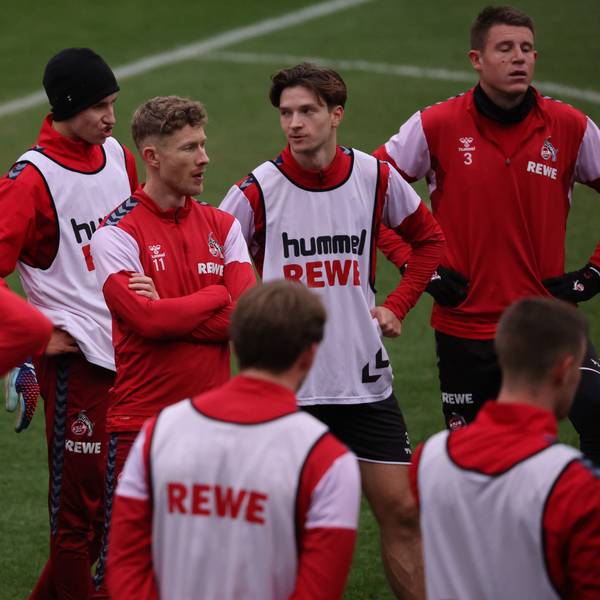 Die Spieler des 1. FC Köln um Kapitän Florian Kainz (M.) diskutieren während des Trainings am Geißbockheim.