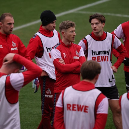 Die Spieler des 1. FC Köln um Kapitän Florian Kainz (M.) diskutieren während des Trainings am Geißbockheim.