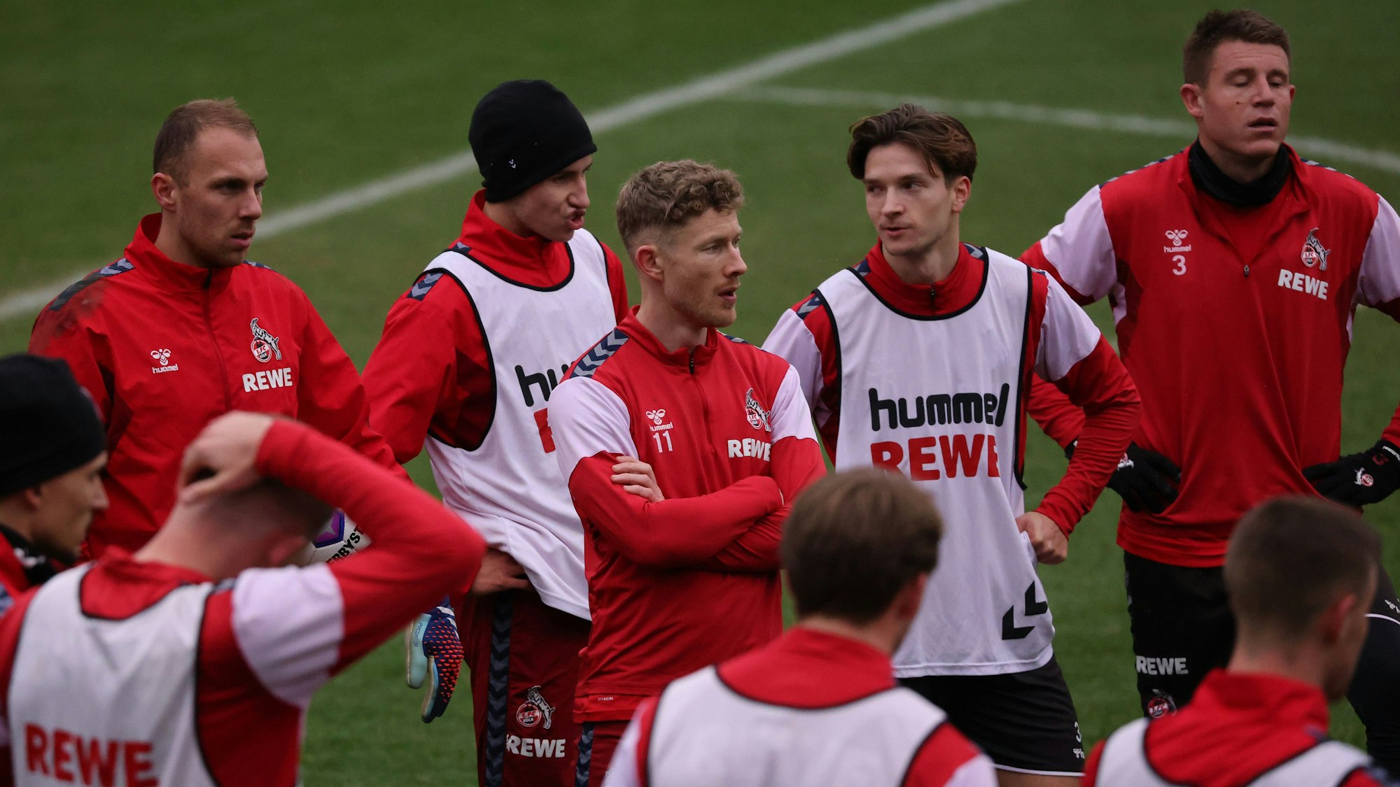 Die Spieler des 1. FC Köln um Kapitän Florian Kainz (M.) diskutieren während des Trainings am Geißbockheim.
