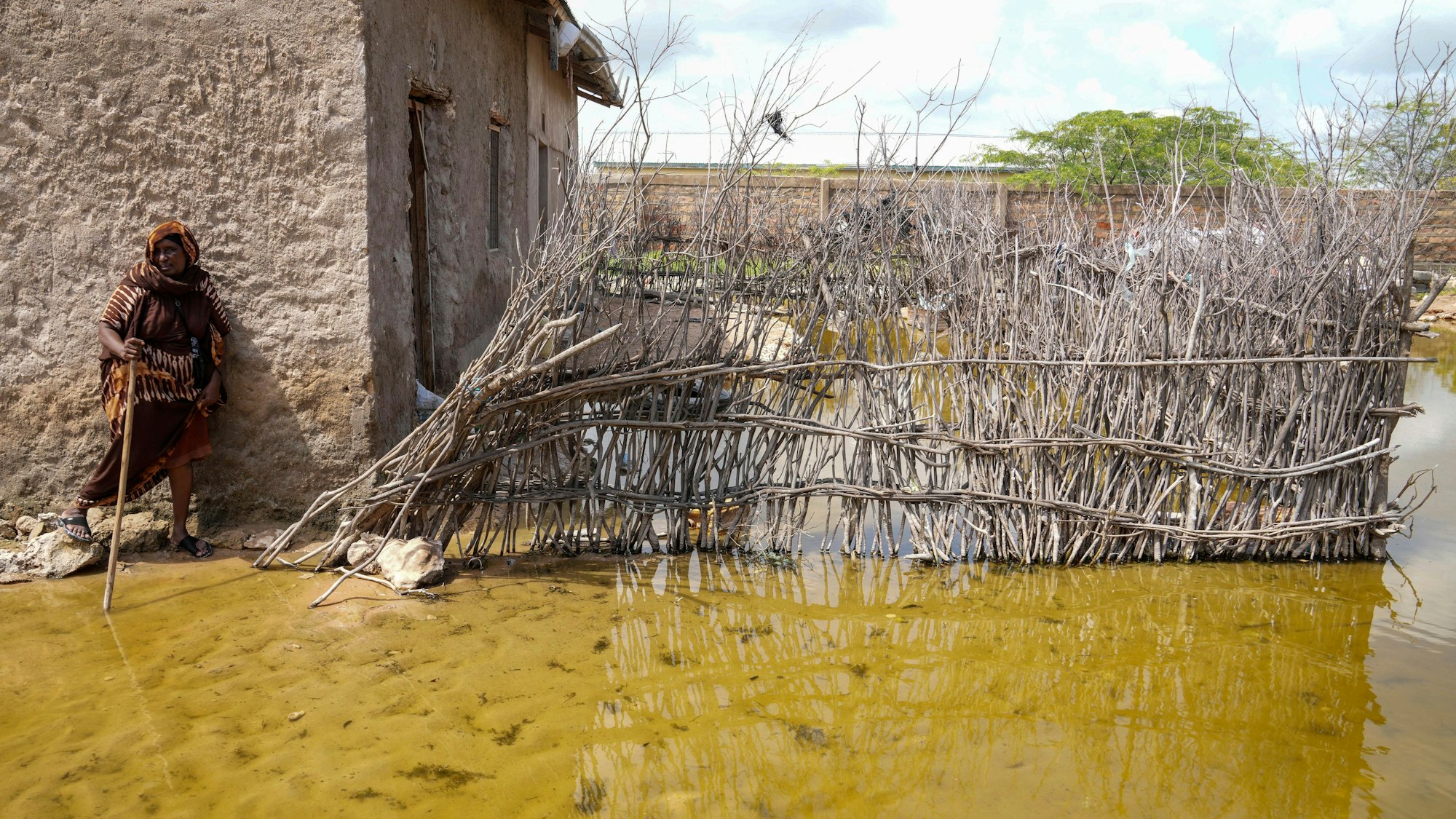 Abdia Sheikha Abdullahi, 70 Jahre alt, steht in Kenia im Hochwasser vor ihrem Haus. Im Oktober 2023 begannen die Regenfälle das Land zu überschwemmen. Ende November berief Kenias Präsident Ruto eine Dringlichkeitssitzung des Kabinetts ein und erklärte, dass 38 der 47 Bezirke Kenias von Überschwemmungen und Schlammlawinen betroffen seien, die durch das El-Niño-Phänomen noch verschlimmert worden seien.