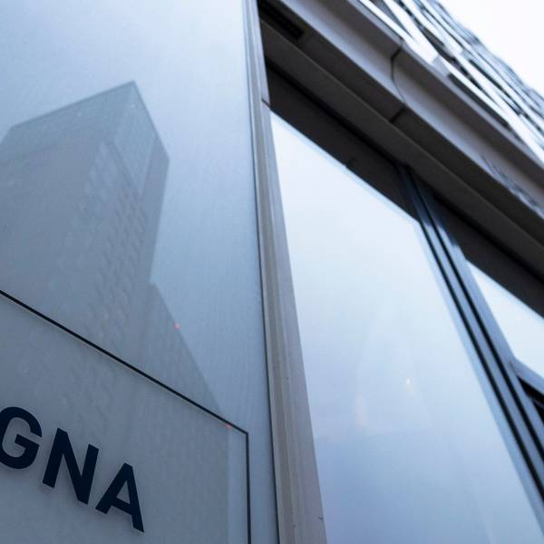 Das Logo des Immobilienunternehmens Signa ist an der Fassade eines Hochhauses am Berliner Sitz der Firma angebracht.