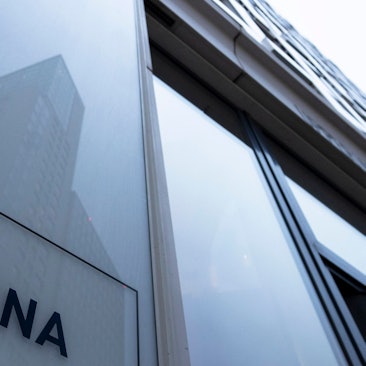 Das Logo des Immobilienunternehmens Signa ist an der Fassade eines Hochhauses am Berliner Sitz der Firma angebracht.