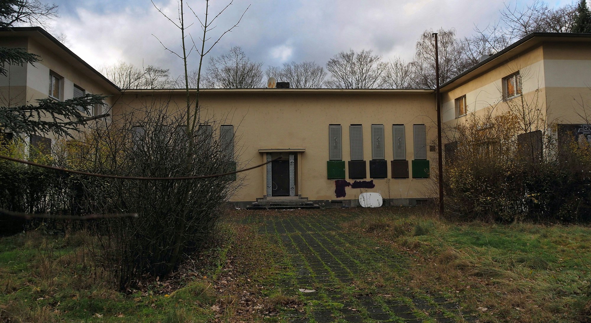 Das gelbgestrichene Gebäude von Außen
