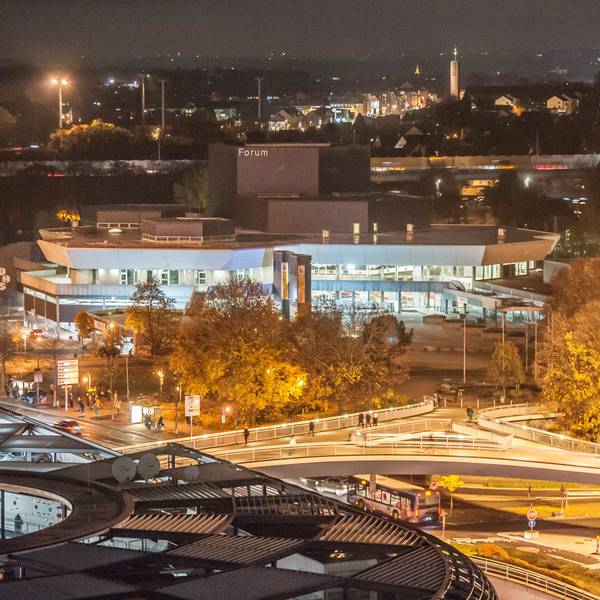 Forum und die beleuchtete City.