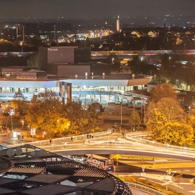 Forum und die beleuchtete City.