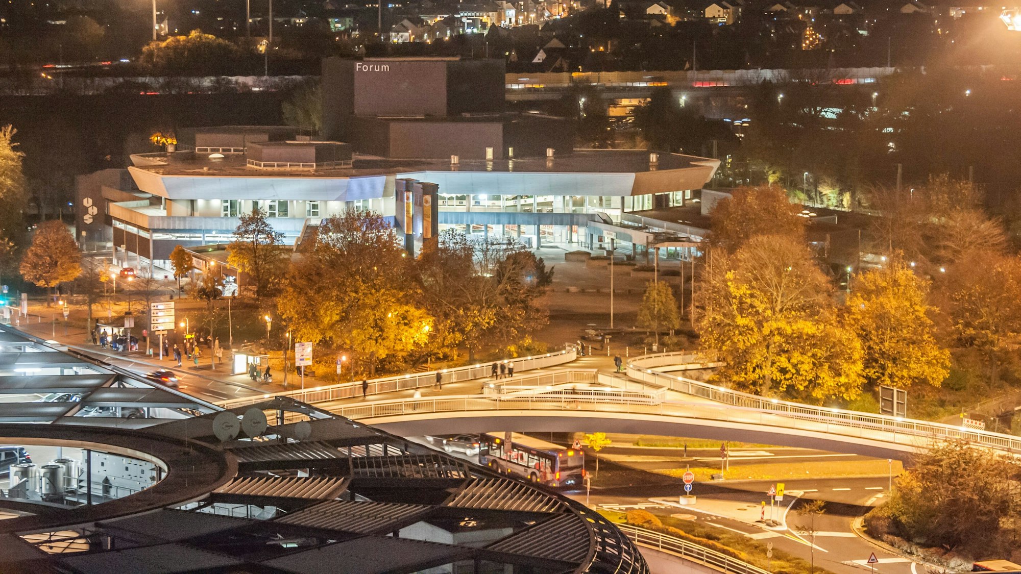 Forum und die beleuchtete City.