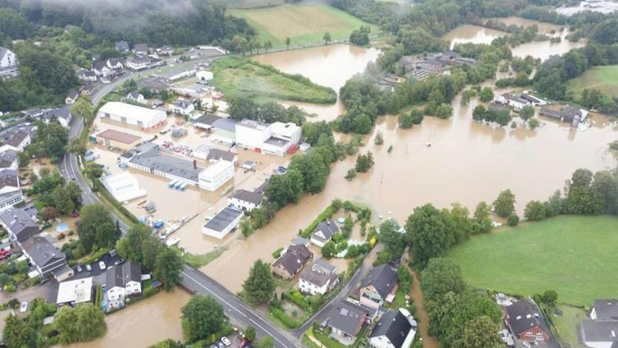 Auf einem Luftbild sind in den Fluten der Sülz versunkene Siedlungen zu sehen.