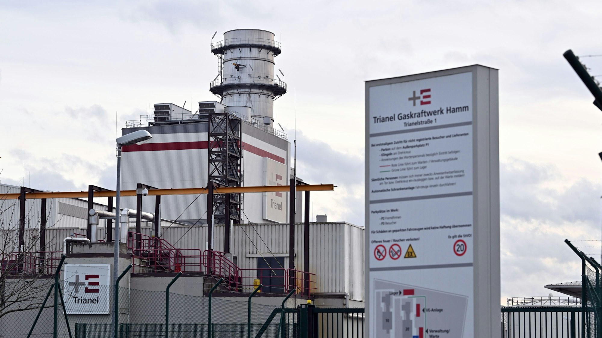 Das Trianel Gaskraftwerk. Im Gaskraftwerk in Hamm-Uentrop sind drei Arbeiter verletzt und mit Hubschraubern in Kliniken geflogen worden.