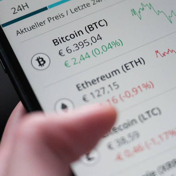 Eine Frau bedient die App „Bison“ der Börse Stuttgart, mit der Kryptowährungen wie Bitcoin, Ethereum, Litecoin und Ripple über ein Smartphone gekauft und verkauft werden können.