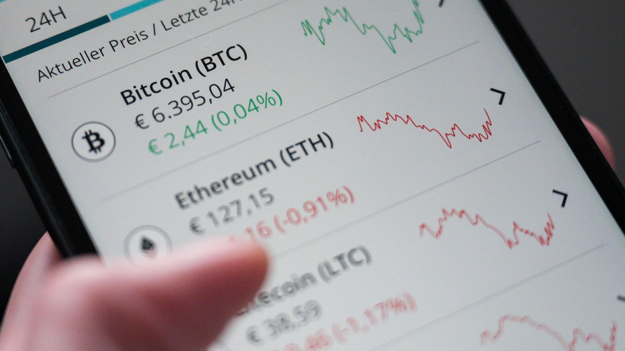 Eine Frau bedient die App „Bison“ der Börse Stuttgart, mit der Kryptowährungen wie Bitcoin, Ethereum, Litecoin und Ripple über ein Smartphone gekauft und verkauft werden können.
