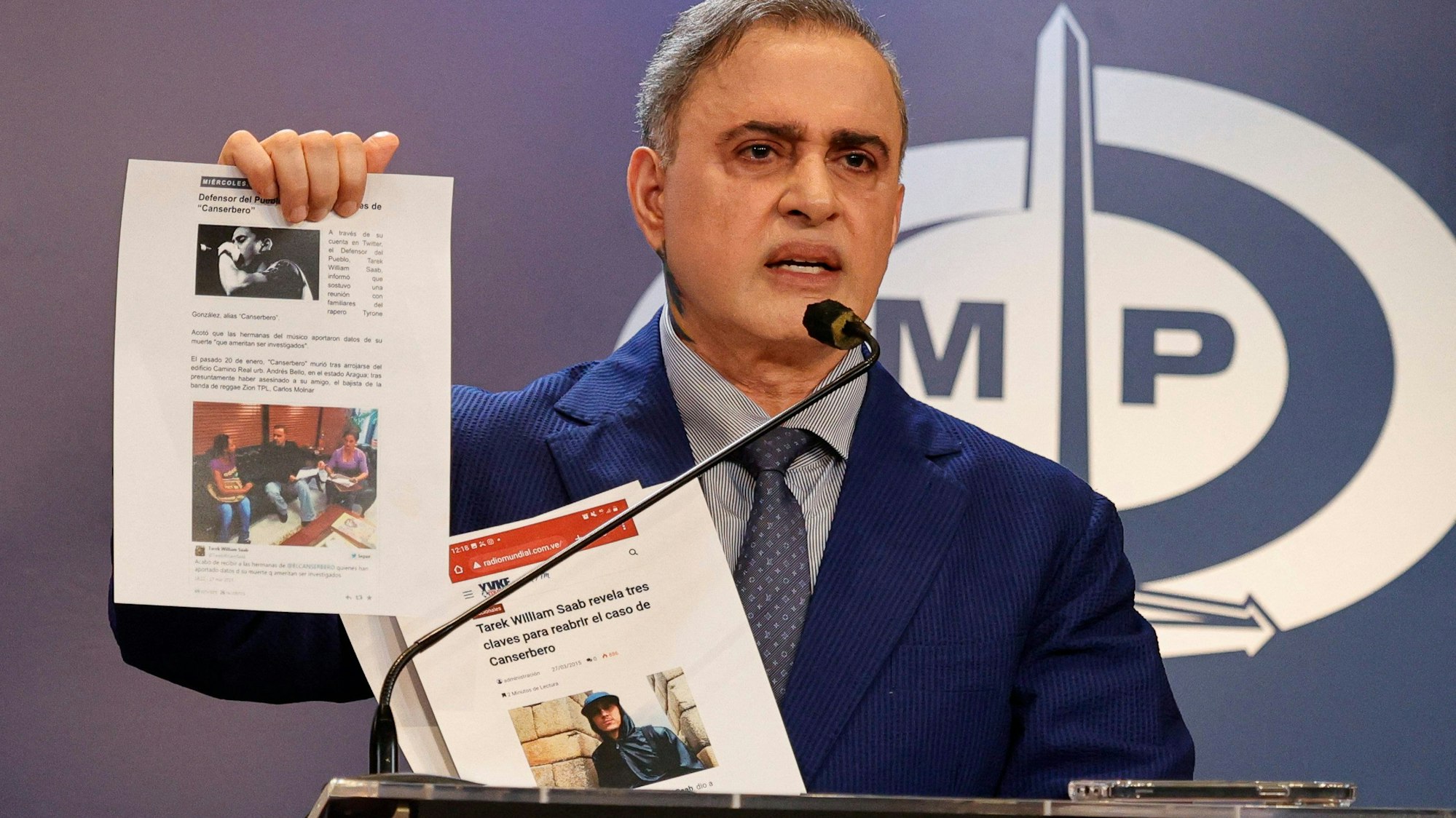 Der venezulanische Staatsanwalt TGarek William Saab hält Unterlagen zum Todesfall des Rappers Canserbero in den Händen.