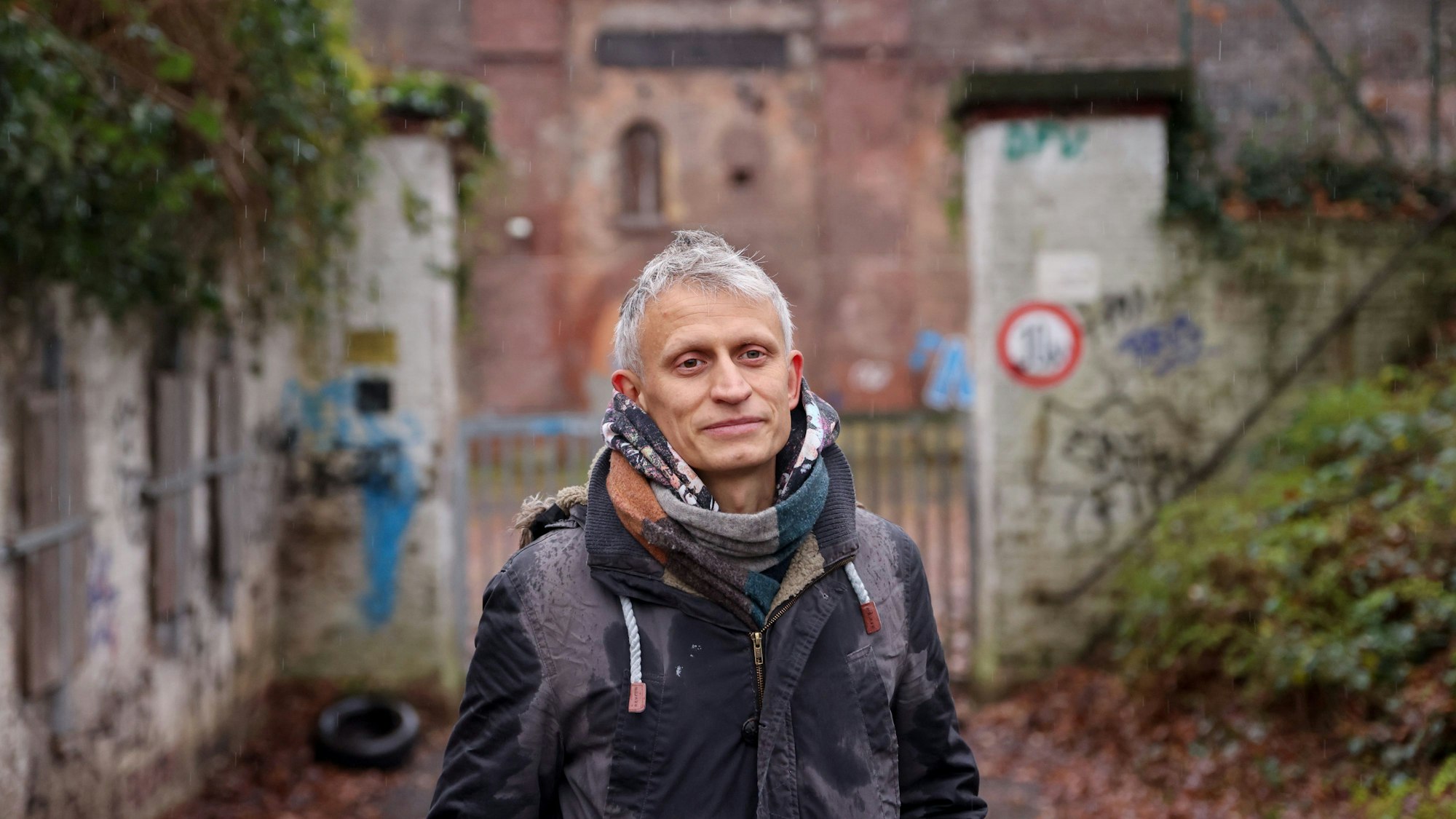 Philipp Minettos vom Rosarot e.V., steht vor dem Fort XI. in Köln Mülheim.