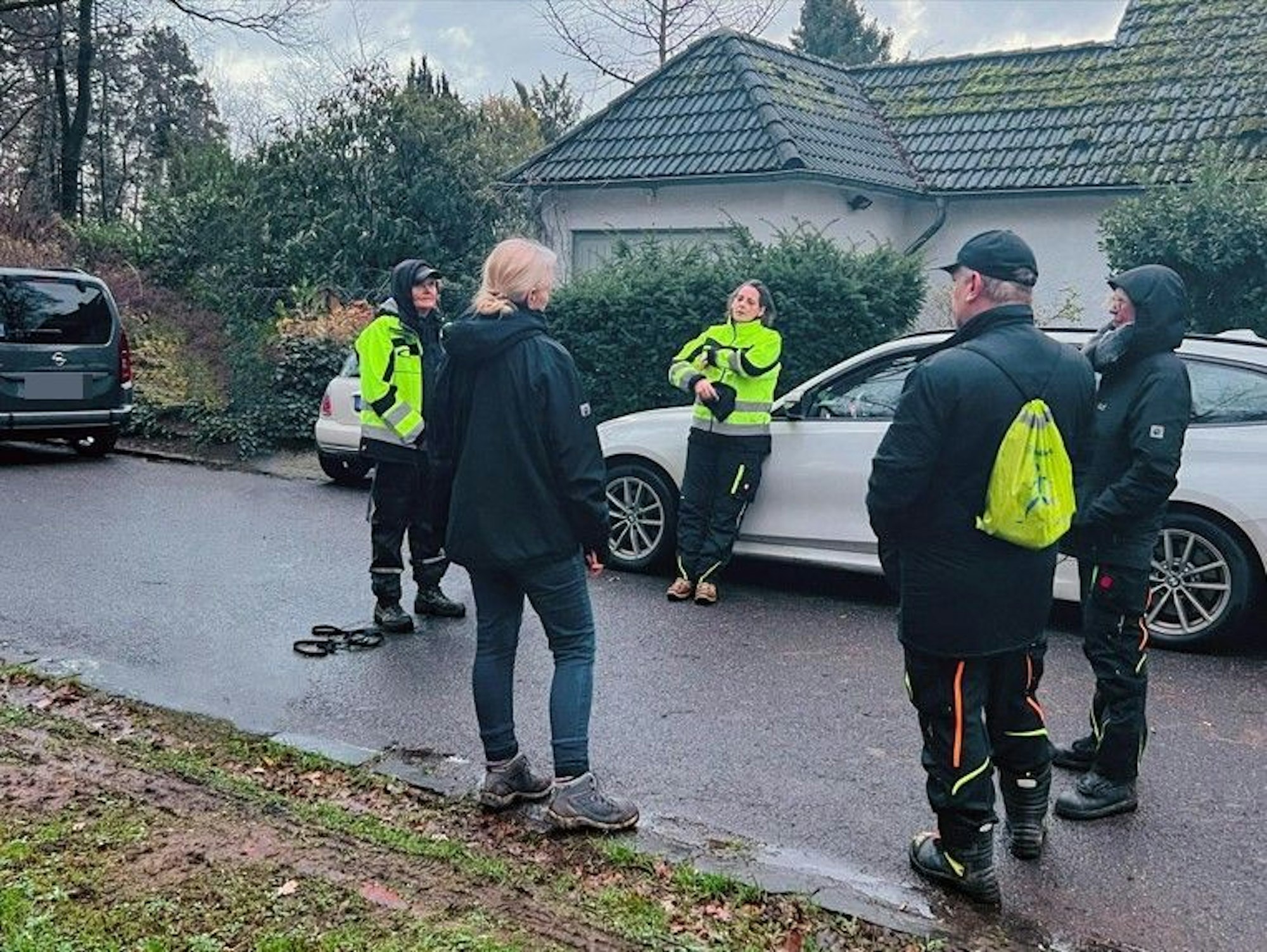 Mitarbeiter und Mitarbeiterinnen der Tiersuchhilfe Rhein-Sieg/Oberberg beraten sich.