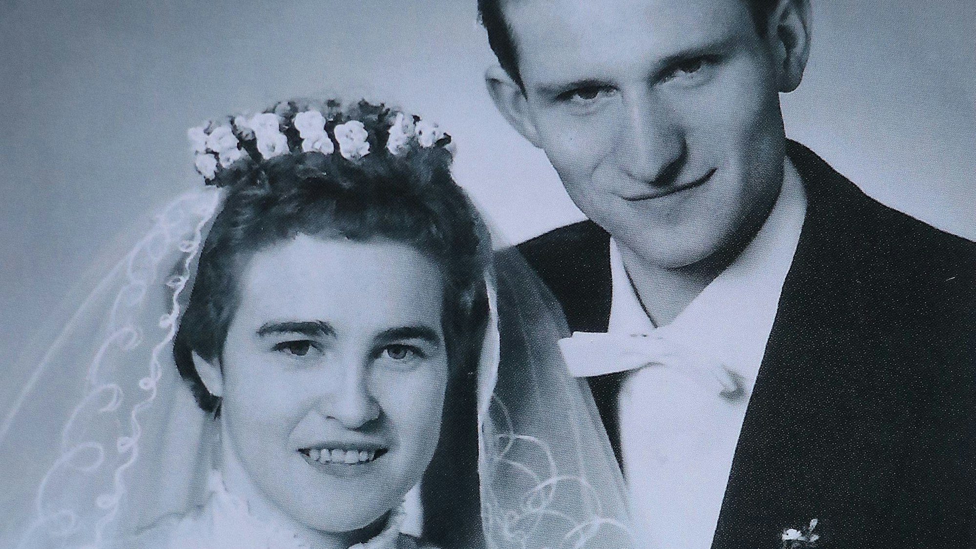 Auf dem Bild ist ein Brautpaar zu sehen.