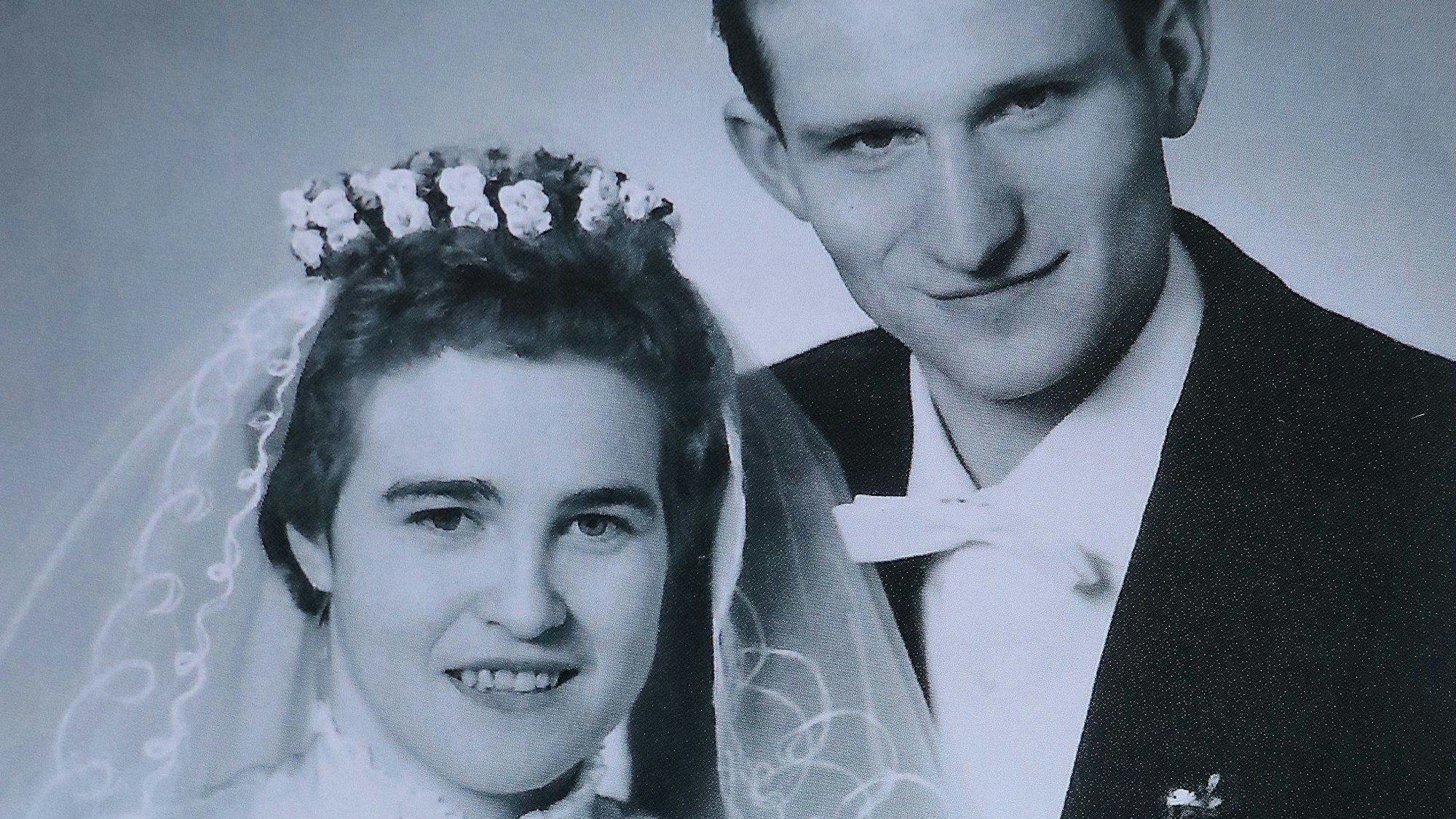 Auf dem Bild ist ein Brautpaar zu sehen.