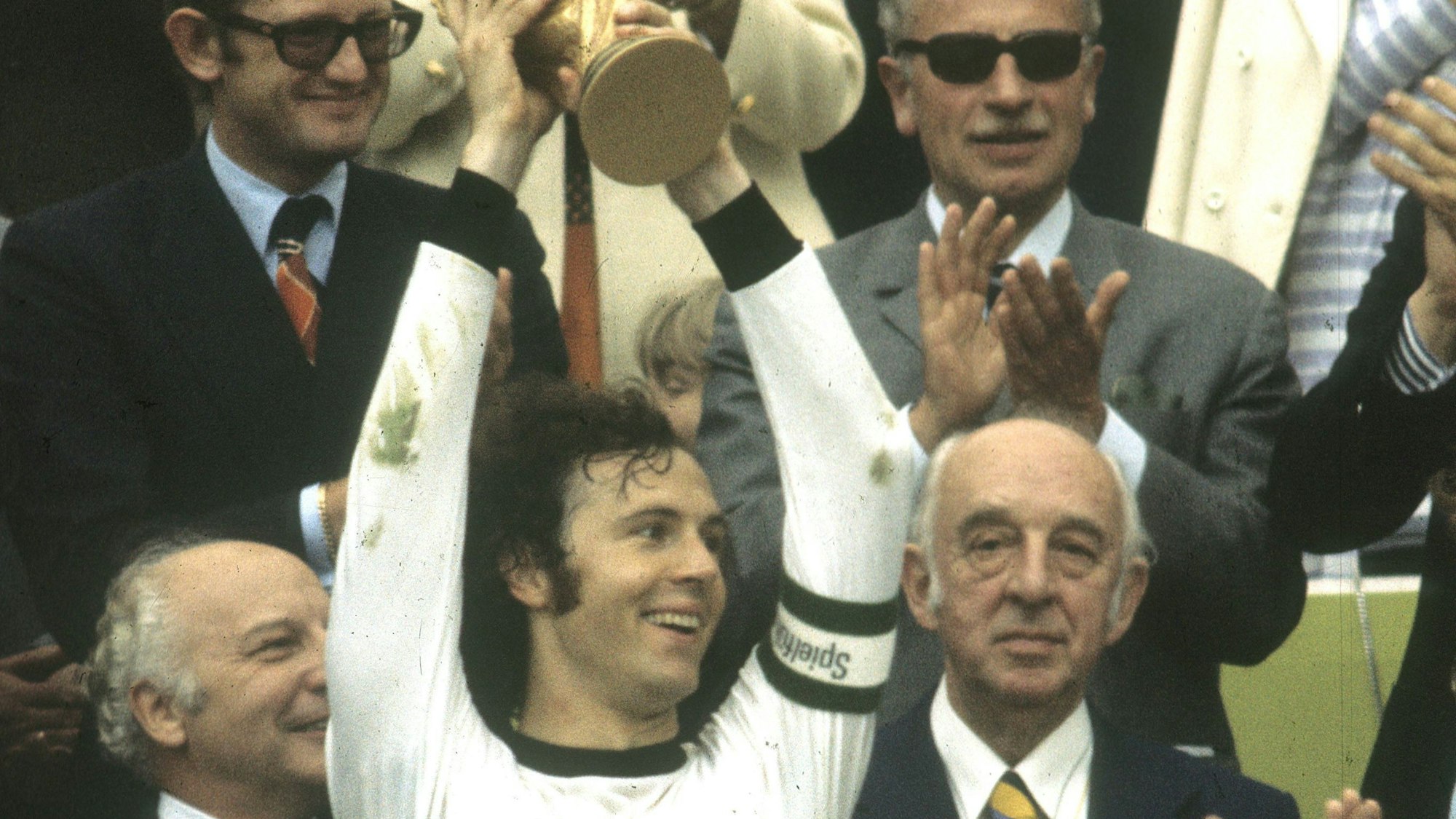Nach dem 2:1-Finalsieg gegen die Niederlande durfte Franz Beckenbauer im Münchner Olympiastadion den WM-Pokal in Empfang nehmen.