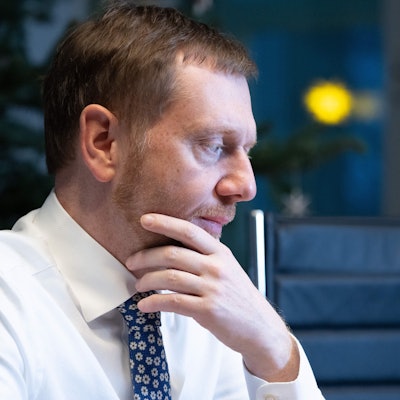 Michael Kretschmer (CDU), Ministerpräsident von Sachsen, sitzt in seinem Büro in der Sächsischen Staatskanzlei. Über die jüngsten Aussagen des CDU-Politikers zur Ukraine herrscht Ärger in Kiew - und Freude in Moskau.