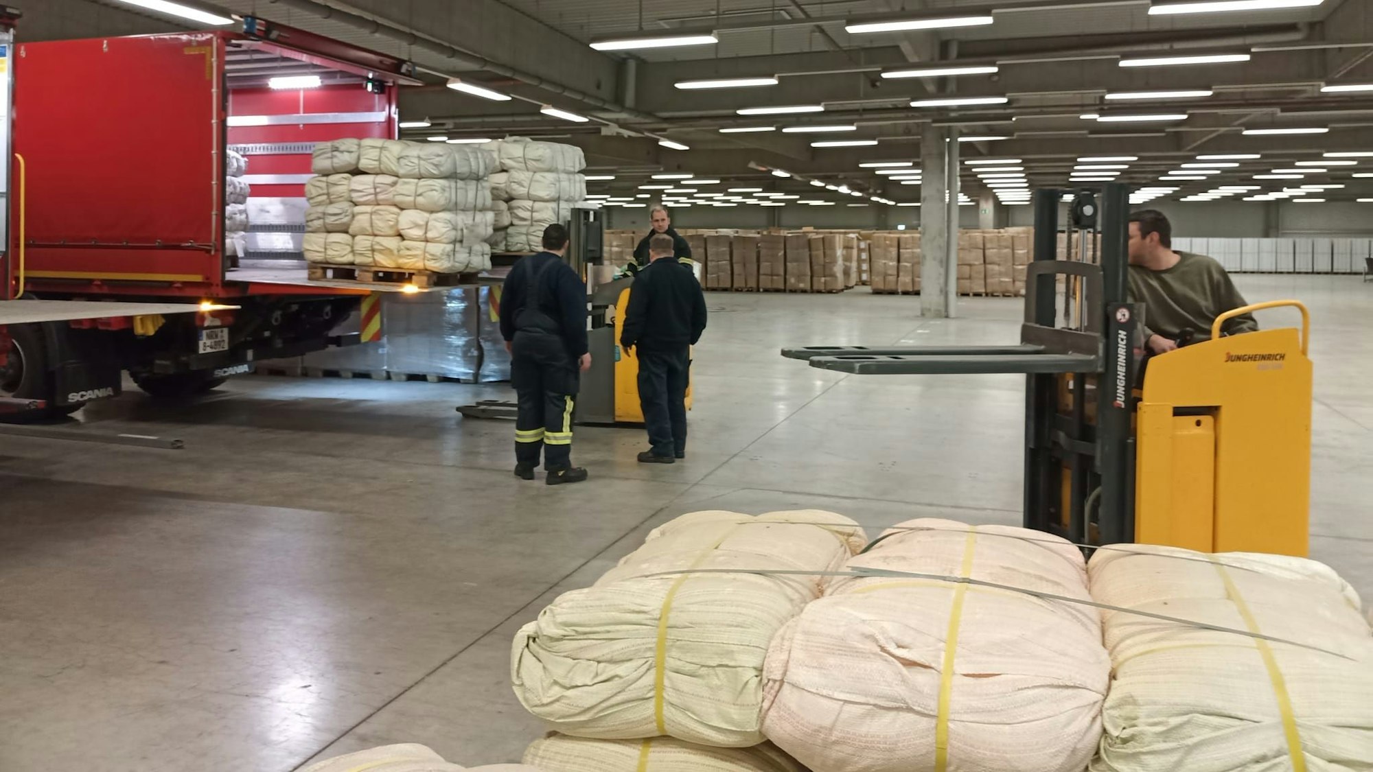 Die Feuerwehren aus Lindlar, Wiehl und Morsbach liefern eine halbe Million Sandsäcke im Zentrallager des Landes Niedersachsen an. Von Garben aus werden die leeren Säcke dann in Regionen verteilt, die zurzeit vom Hochwasser betroffen sind. Das Foto zeigt einen Gabelstapler beim Entladen der oberbergischen Fahrzeuge.