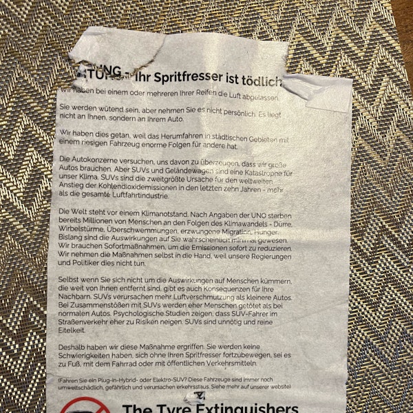 Klimaaktivisten haben an zwei SUV in Hennef die Luft aus Reifen abgelassen und Flugblätter hinterlassen.