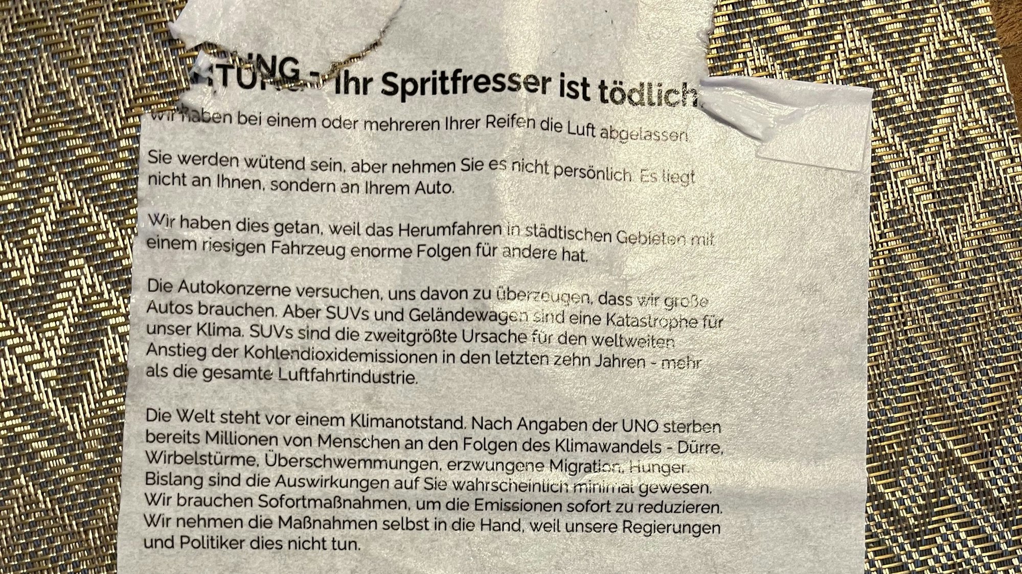 Klimaaktivisten haben an zwei SUV in Hennef die Luft aus Reifen abgelassen und Flugblätter hinterlassen.