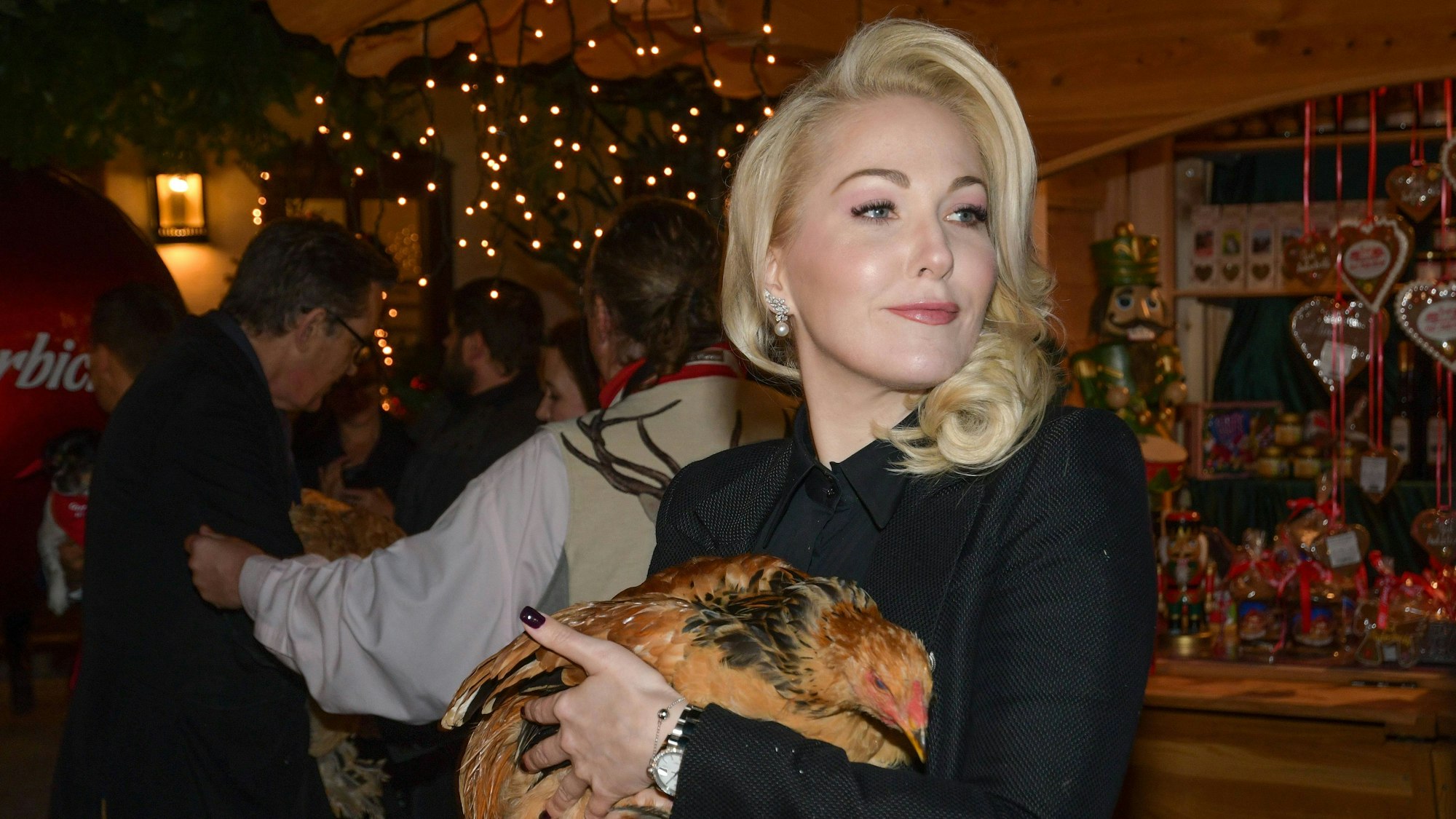 Kathrin Glock mit einem Hahn.