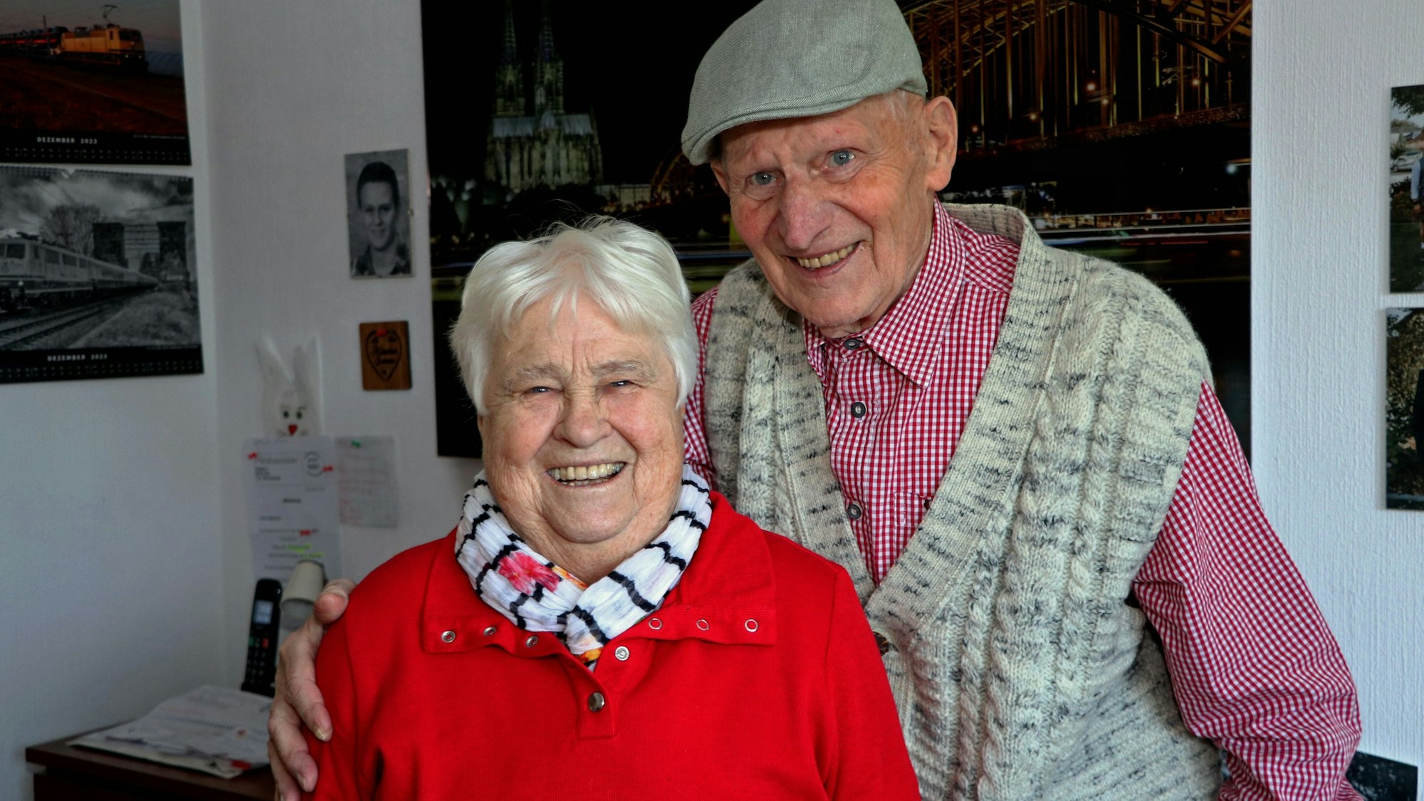 Auf dem Bild ist eine Ehepaar zu sehen, das Eiserne Hochzeit feiert.