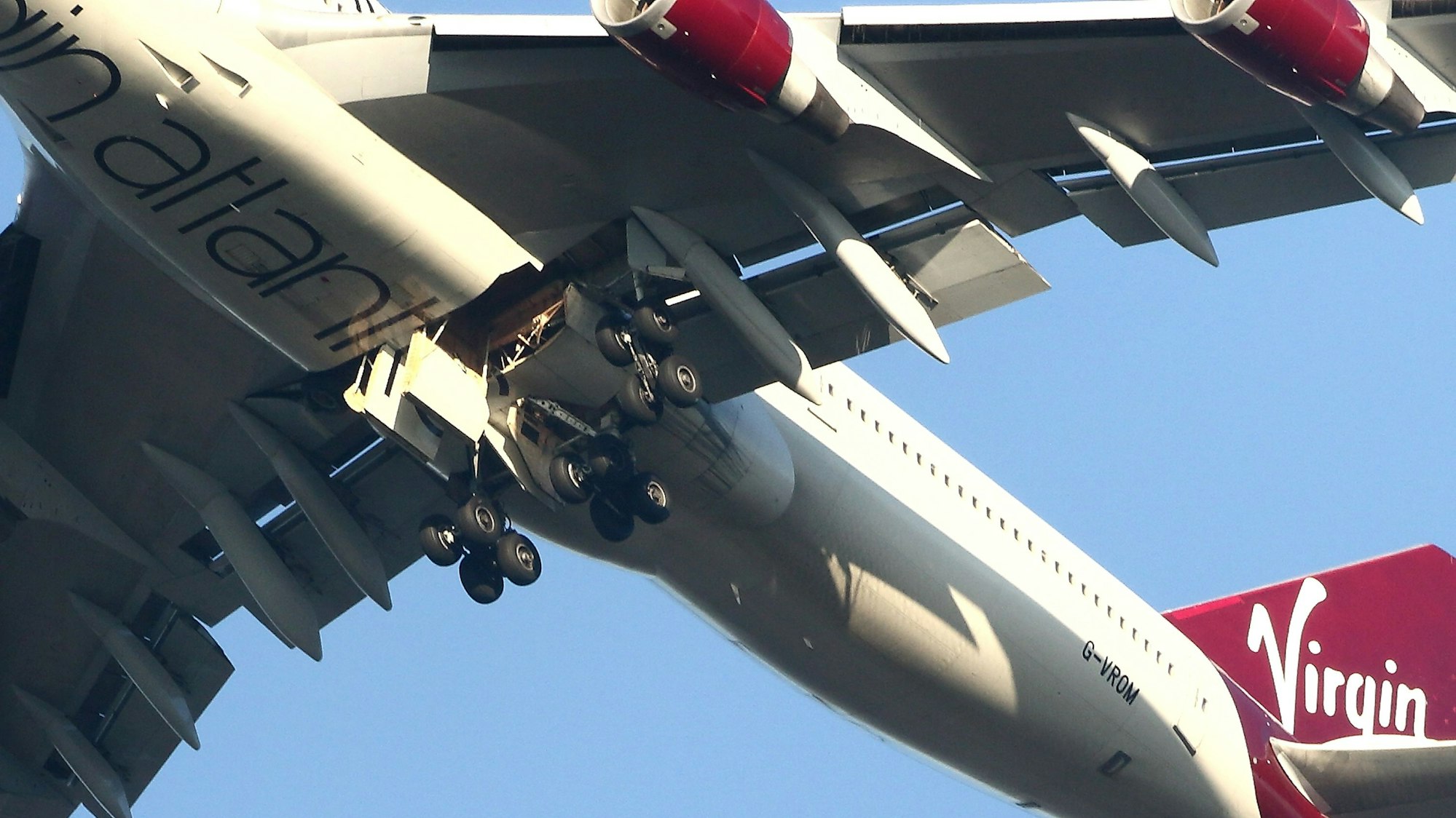 Das Fahrwerk eines Flugzeugs wird eingefahren.