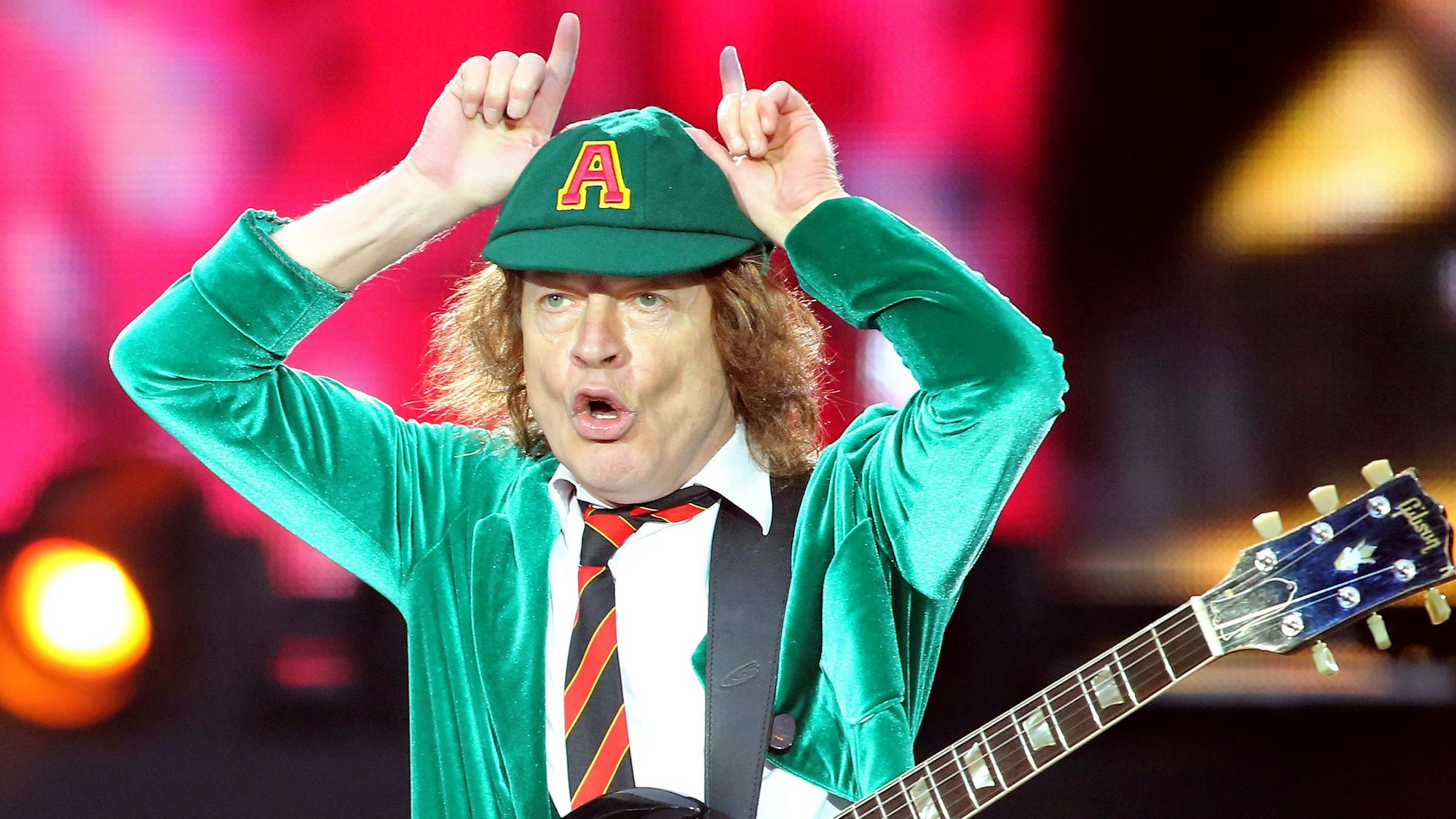 Sachsen, Leipzig: AC/DC-Leadgitarrist Angus Young gestikuliert beim Konzert von AC/DC in der Red Bull Arena.