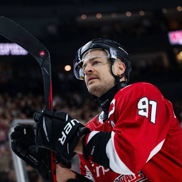 28.12.2023, Nordrhein-Westfalen, Köln: Eishockey: DEL, Kölner Haie - Düsseldorfer EG, Hauptrunde, 32. Spieltag, Lanxess Arena. Kölns Moritz Müller bedankt sich nach der Partie bei den Fans. Foto: Marius Becker/dpa +++ dpa-Bildfunk +++