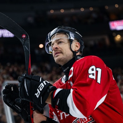 28.12.2023, Nordrhein-Westfalen, Köln: Eishockey: DEL, Kölner Haie - Düsseldorfer EG, Hauptrunde, 32. Spieltag, Lanxess Arena. Kölns Moritz Müller bedankt sich nach der Partie bei den Fans. Foto: Marius Becker/dpa +++ dpa-Bildfunk +++
