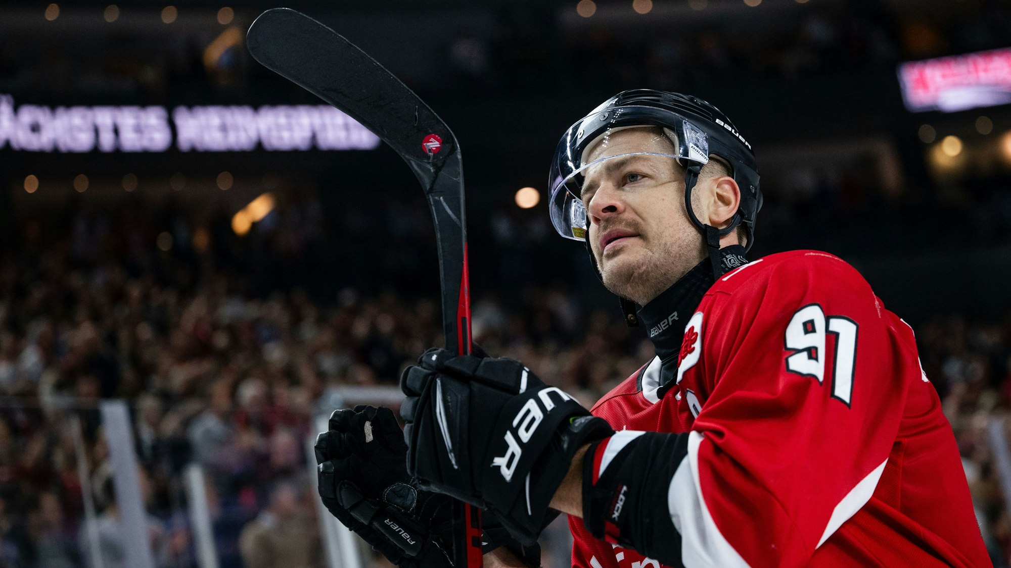 Kölns Moritz Müller bedankt sich nach der Partie bei den Fans.