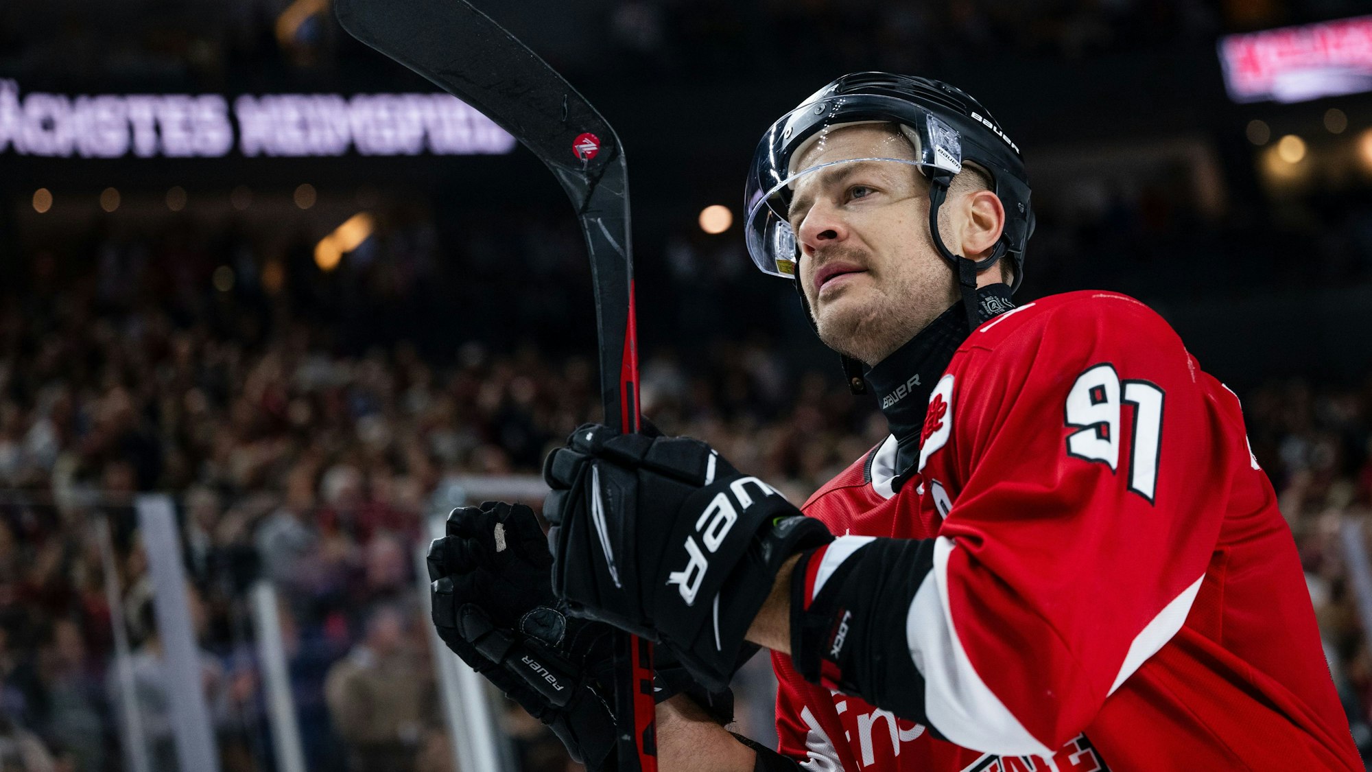 28.12.2023, Nordrhein-Westfalen, Köln: Eishockey: DEL, Kölner Haie - Düsseldorfer EG, Hauptrunde, 32. Spieltag, Lanxess Arena. Kölns Moritz Müller bedankt sich nach der Partie bei den Fans. Foto: Marius Becker/dpa +++ dpa-Bildfunk +++