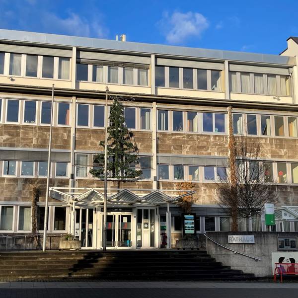 Das Rathaus Eitorf in der Weihnachtszeit, die Fassade ist mit einem Tannenbaum geschmückt.