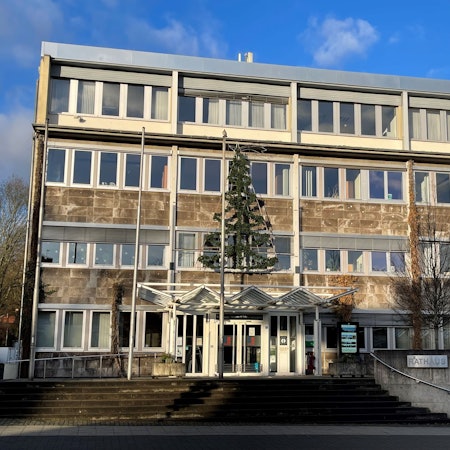 Das Rathaus Eitorf in der Weihnachtszeit, die Fassade ist mit einem Tannenbaum geschmückt.