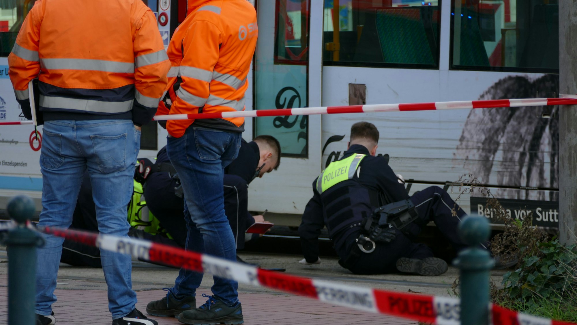 Polizisten sichern Spuren.