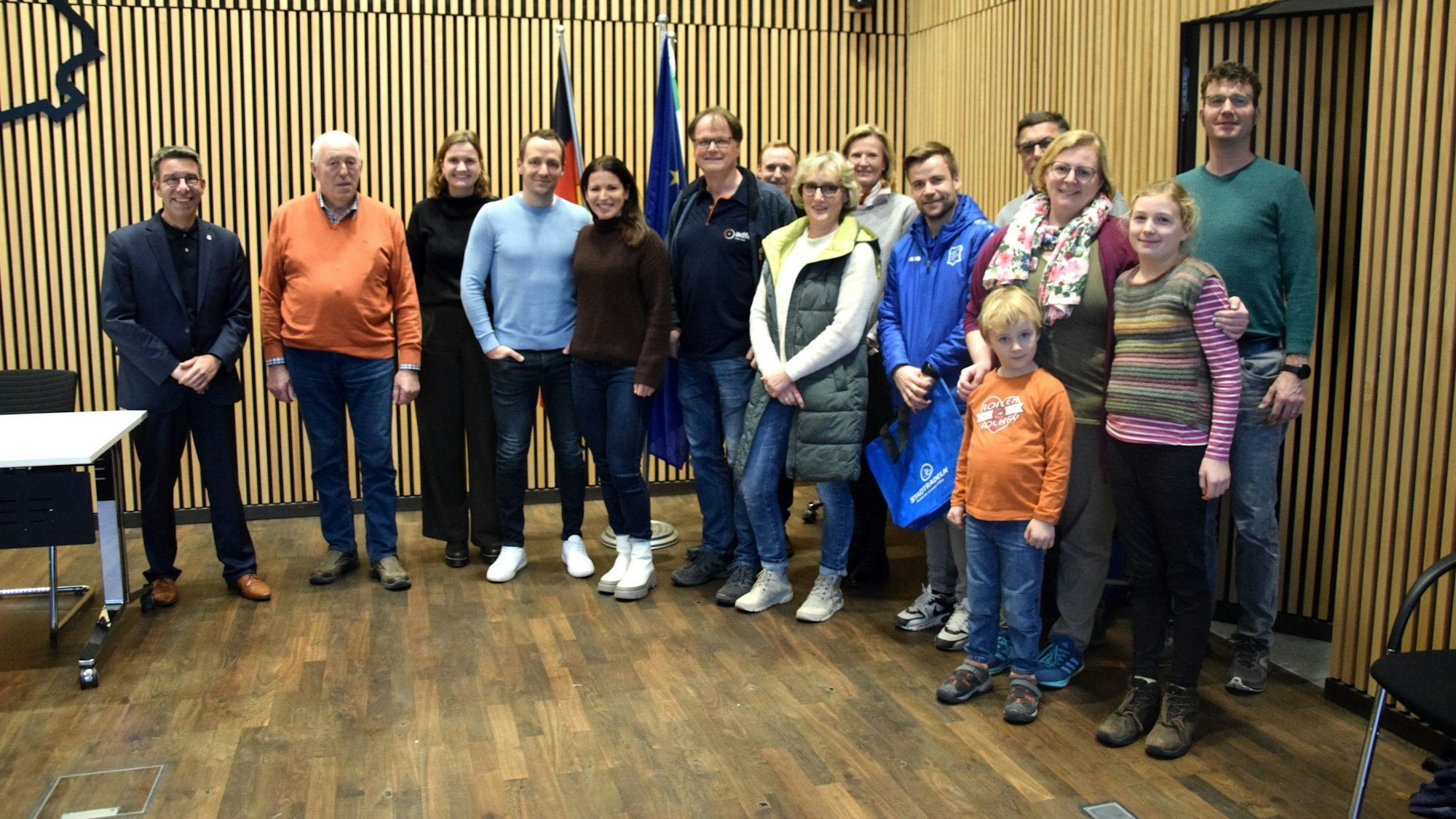 Zu sehen sind Frauen und Männer im Bedburger Rathaus.