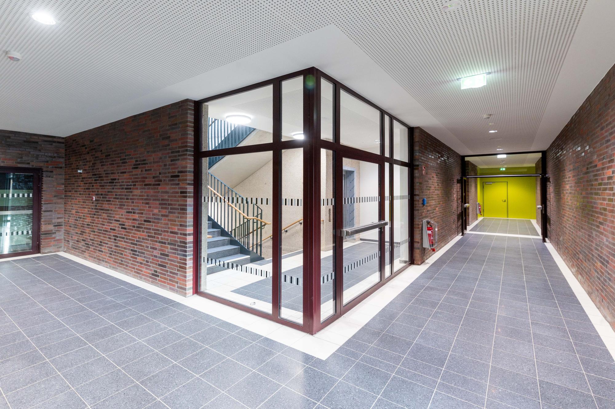 Der neue Erweiterungsbau des Porzer Maximilian-Kolbe-Gymnasiums mit dem überdachten Pausengang.