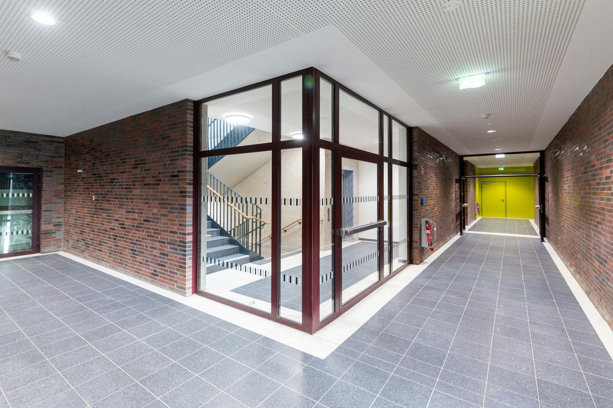 Der neue Erweiterungsbau des Porzer Maximilian-Kolbe-Gymnasiums mit dem überdachten Pausengang.